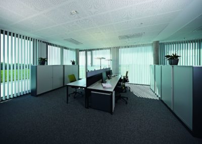 Vertikaljalousie am Arbeitsplatz von Sonnenschutz Meisl