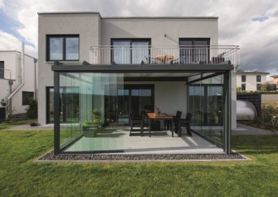 Terrassendach mit Ganz-Glas-Schiebeelementen